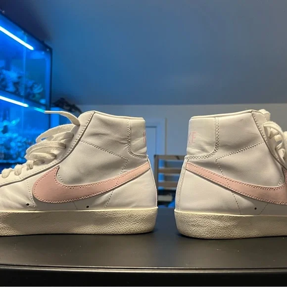 US M size 9 White and Pink High-Top nike blazers - Picture 2 of 4